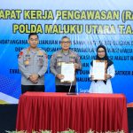 Inspektur Pengawasan Daerah (Irwasda) Polda Malut, Kombes Pol. Andrie Rondonuwu, bersama Kepala Perwakilan Ombudsman RI Provinsi Maluku Utara, Iriyani Abd. Kadir, Dalam penandatanganan kerja sama tersebut disaksikan langsung oleh Kapolda Maluku Utara, Irjen Pol. Arif Budiman, bertempat di Gamalama Ballroom Hotel Bela.