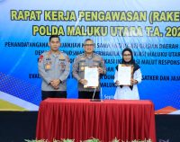 Inspektur Pengawasan Daerah (Irwasda) Polda Malut, Kombes Pol. Andrie Rondonuwu, bersama Kepala Perwakilan Ombudsman RI Provinsi Maluku Utara, Iriyani Abd. Kadir, Dalam penandatanganan kerja sama tersebut disaksikan langsung oleh Kapolda Maluku Utara, Irjen Pol. Arif Budiman, bertempat di Gamalama Ballroom Hotel Bela.