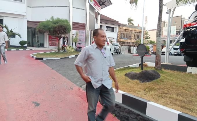 Salah satu Ketua Cabor usai keluar dari Kantor Adhyaksa Maluku Utara