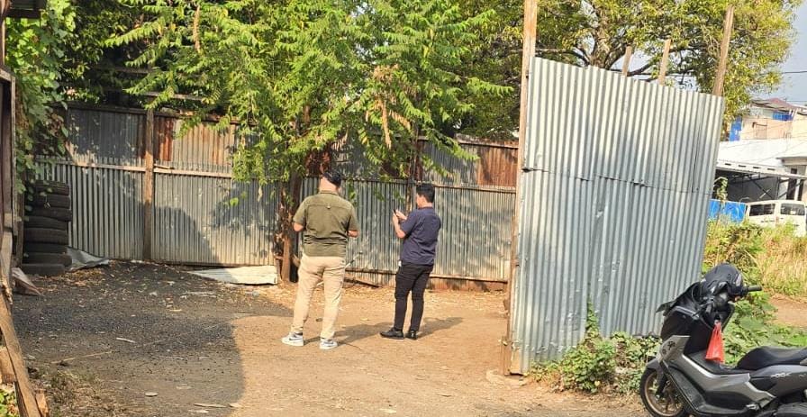 Anggota Polda Malut saat melakukan penertiban di TKP Kelurahan Ngade, Kecamatan Ternate Selatan