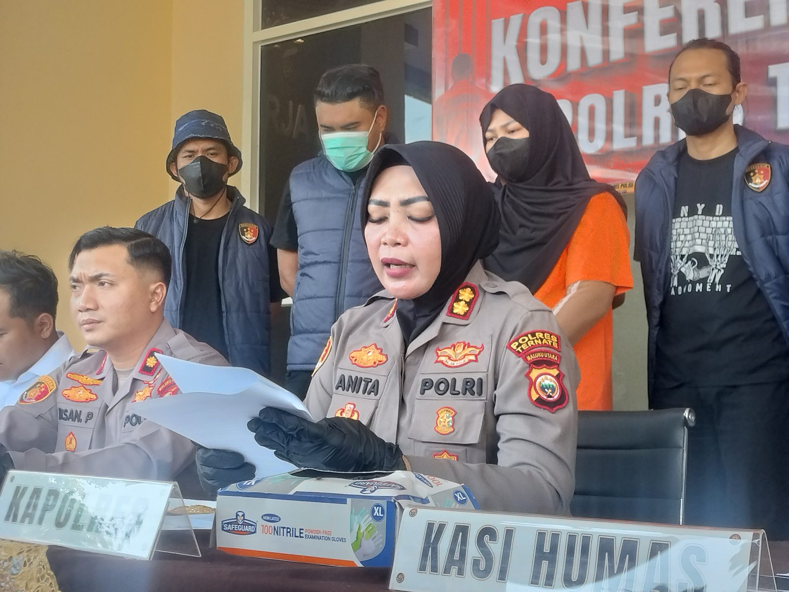 Konferensi Pers Pengungkapan Kasus Investasi Zahra Berkah di Polres Ternate.